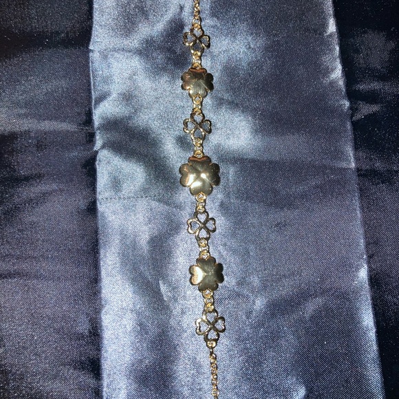 Liz Claiborne Signed shamrock Pave bracelet!☘️ - Picture 3 of 7